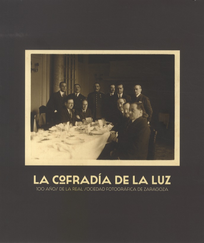 Imagen de portada del libro La cofradía de la luz : 100 años de la Real Sociedad Fotográfica de Zaragoza